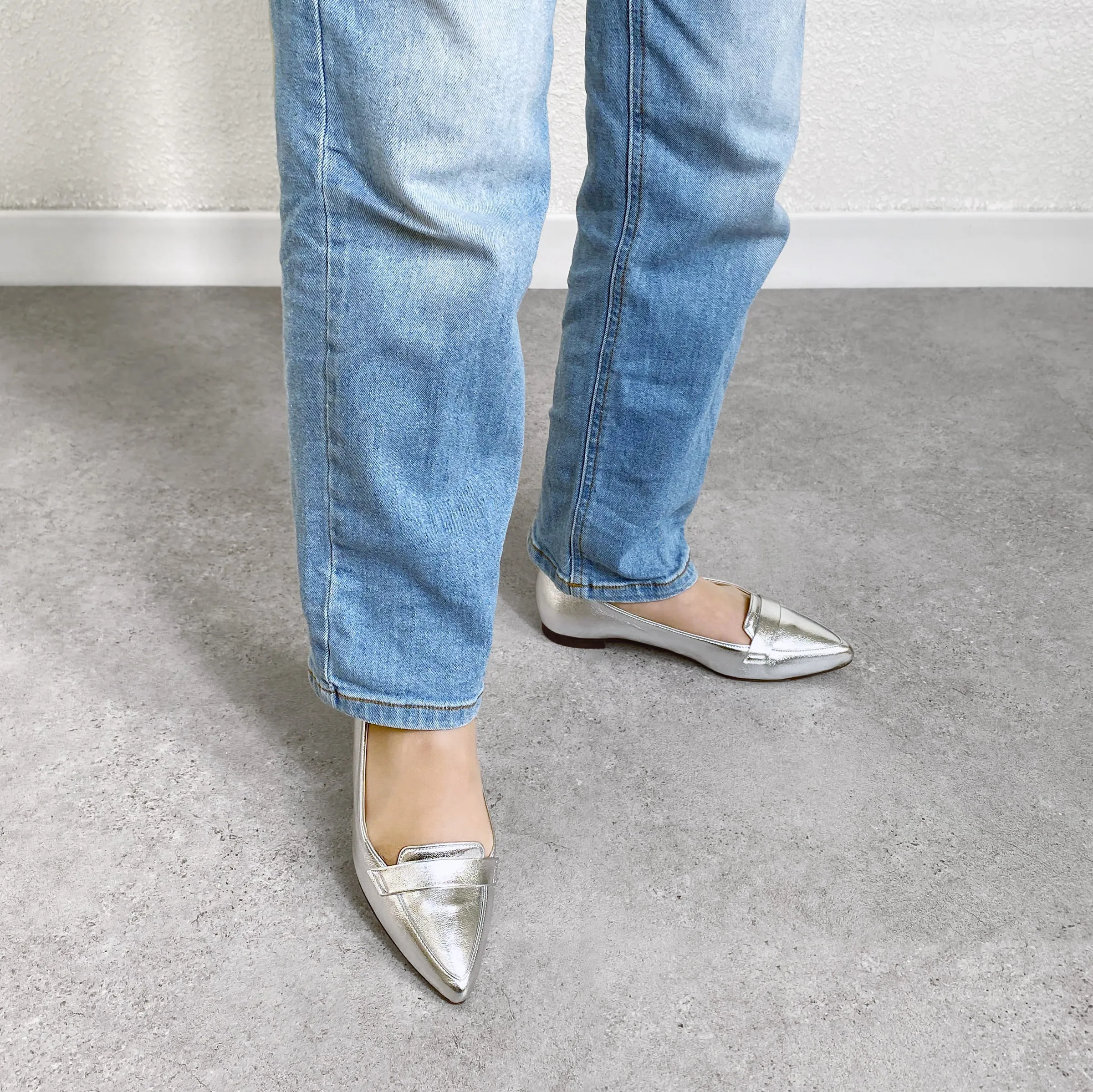 10% OFF: 2024SSBI: Low-cut pointed-toe loafers (124) Silver