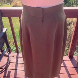 Dana  Buchman lined  with pockets straight pencil silk skirt khaki size 6