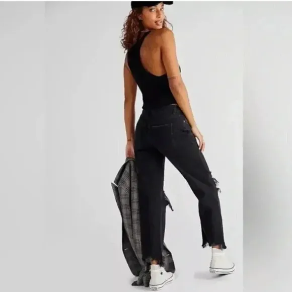 NWT Free People Maggie Mid Rise Distressed Straight Leg Jeans Black Size 29