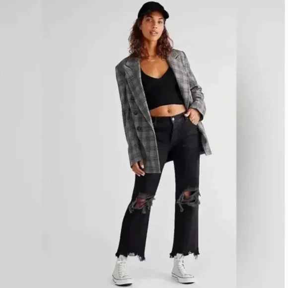 NWT Free People Maggie Mid Rise Distressed Straight Leg Jeans Black Size 29